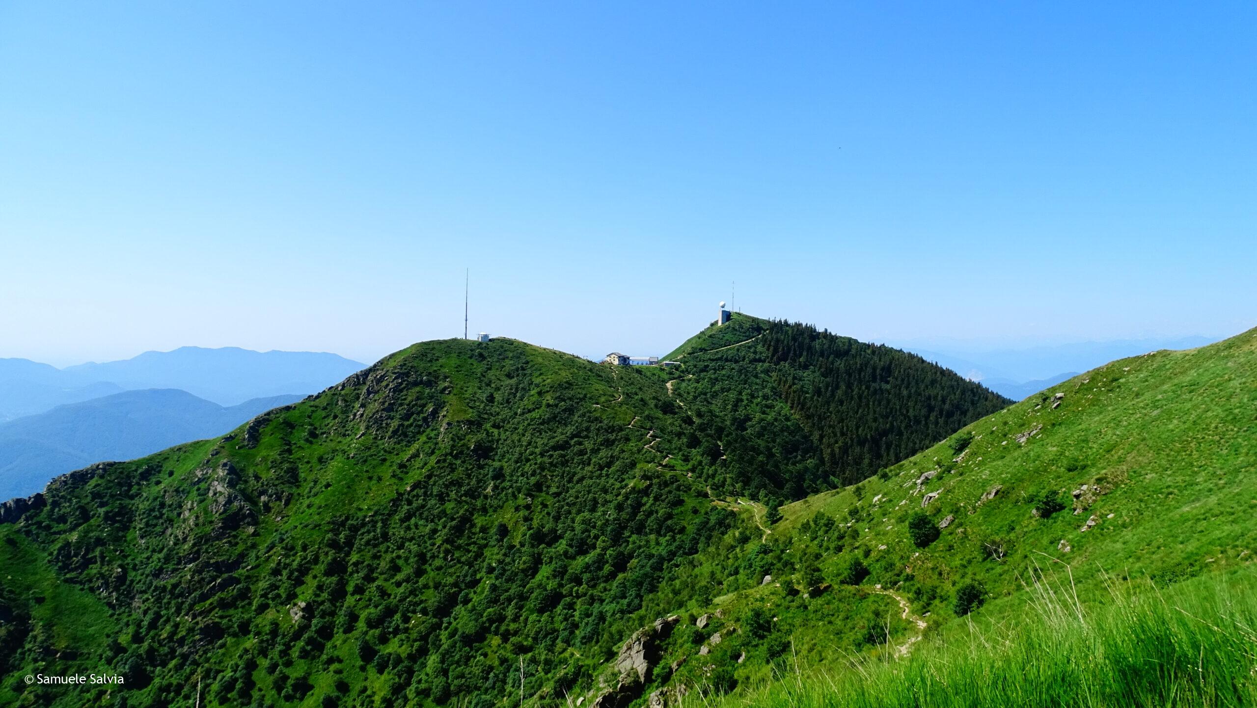 Il Monte Lema visto dal sentiero che si inoltra lungo la dorsale Lema-Tamaro.