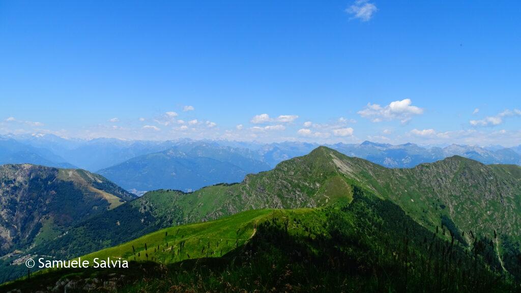 Il Monte Tamaro visto dalla cima del Monte Gradiccioli (Traversata Lema-Tamaro).