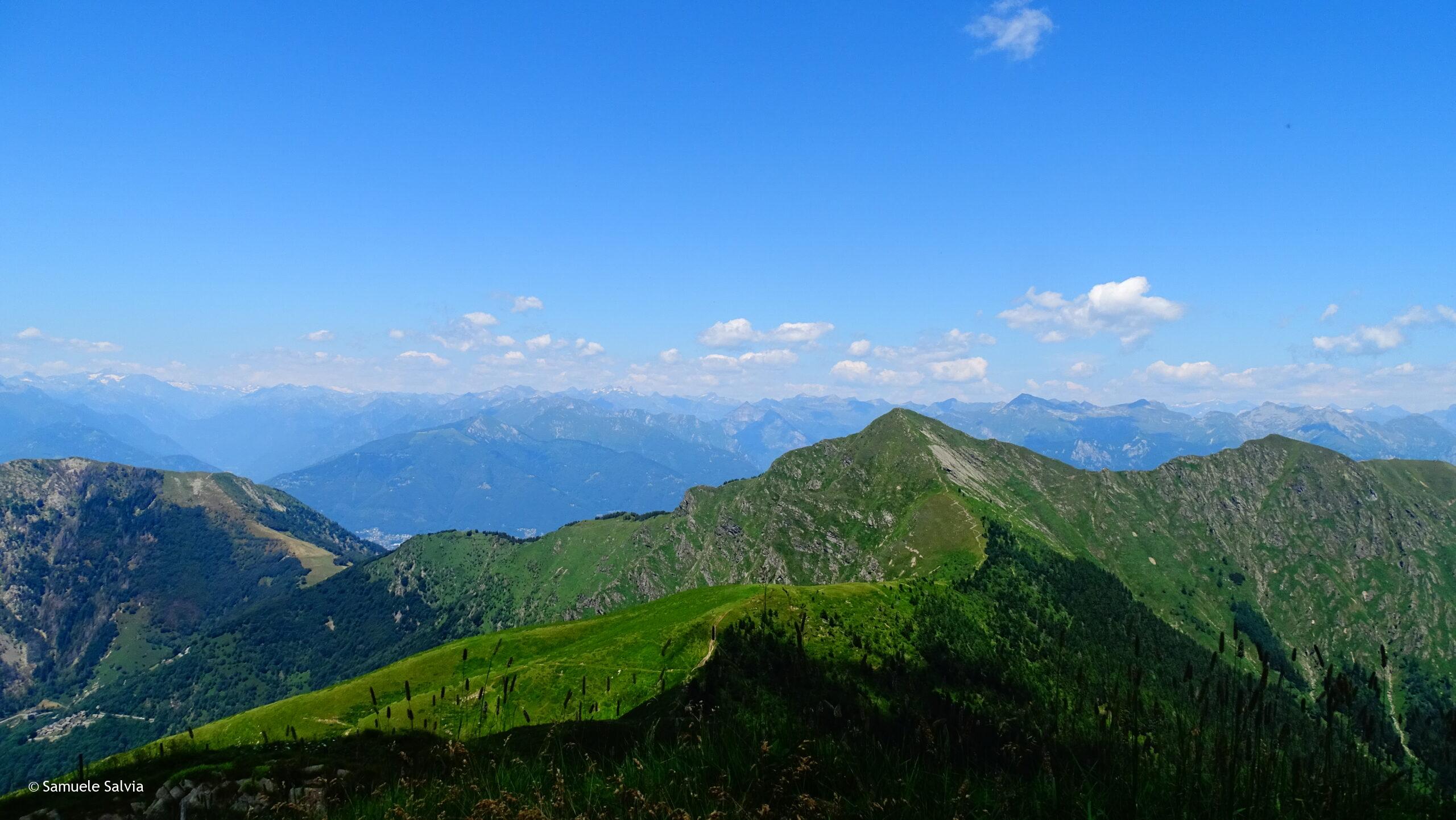 Il Monte Tamaro visto dalla cima del Monte Gradiccioli (Traversata Lema-Tamaro).