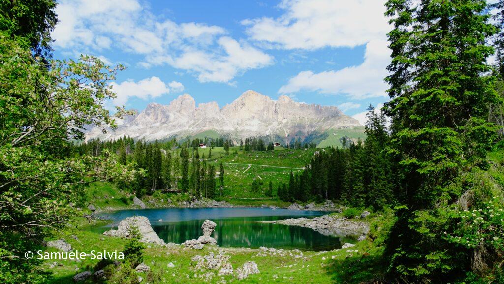 Visuale sul Lago di Carezza con il Massiccio del Catinaccio sullo sfondo.