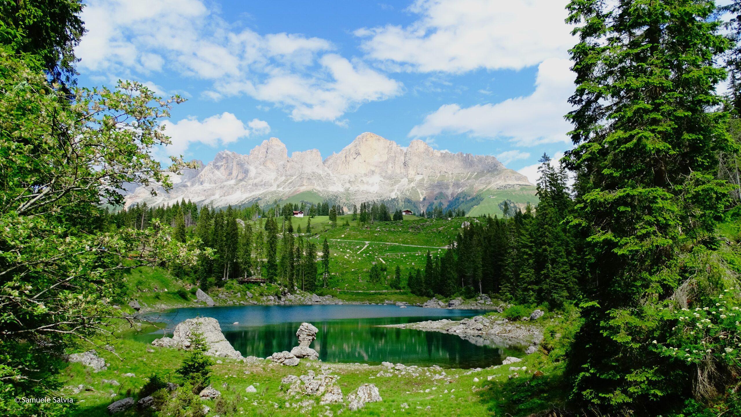 Visuale sul Lago di Carezza con il Massiccio del Catinaccio sullo sfondo.