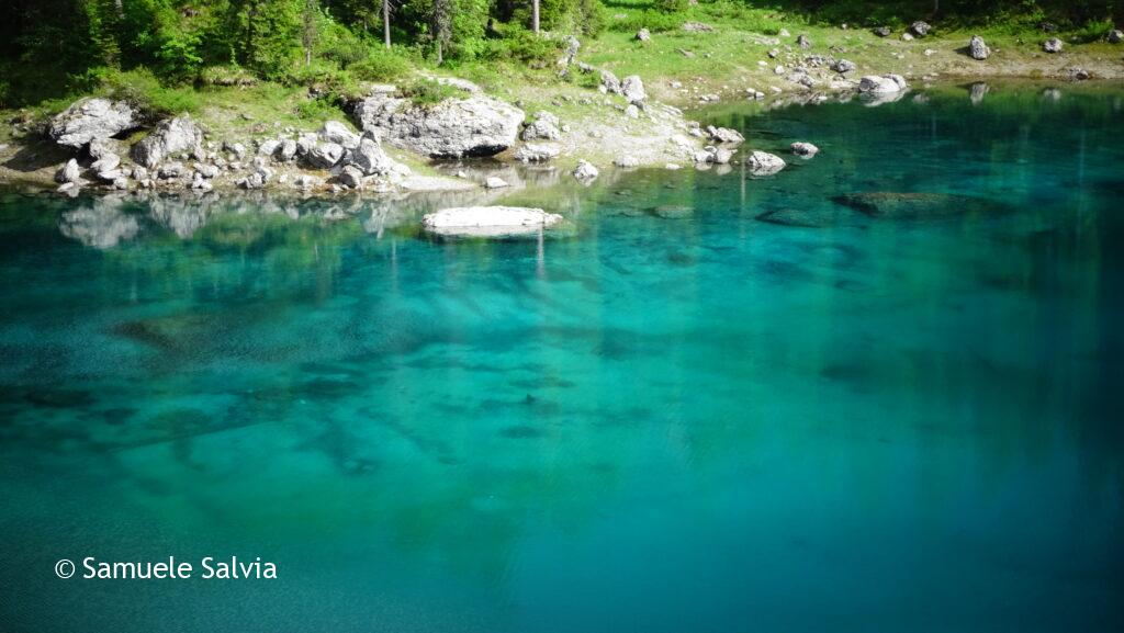 Le acque del Lago di Carezza assumono sfumature di colore molto particolari.