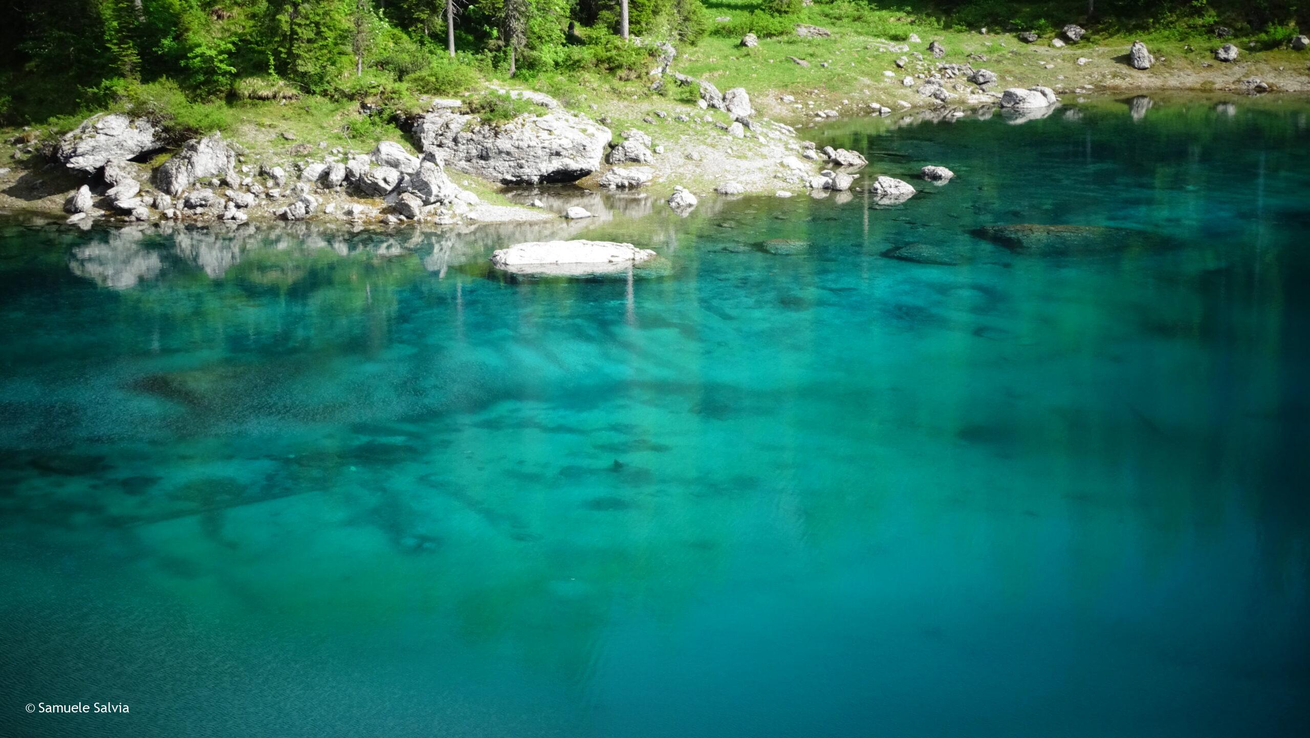 Le acque del Lago di Carezza assumono sfumature di colore molto particolari.