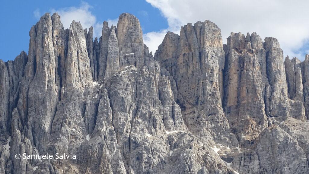 Dettaglio sul Massiccio del Latemar, che sovrasta il Lago di Carezza.