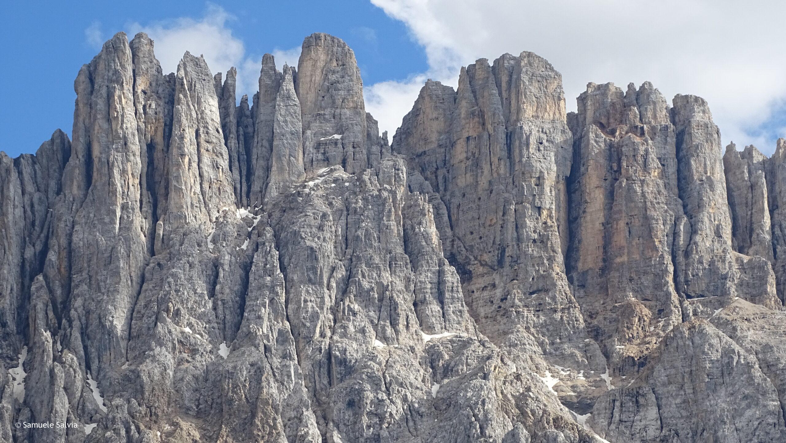 Dettaglio sul Massiccio del Latemar, che sovrasta il Lago di Carezza.