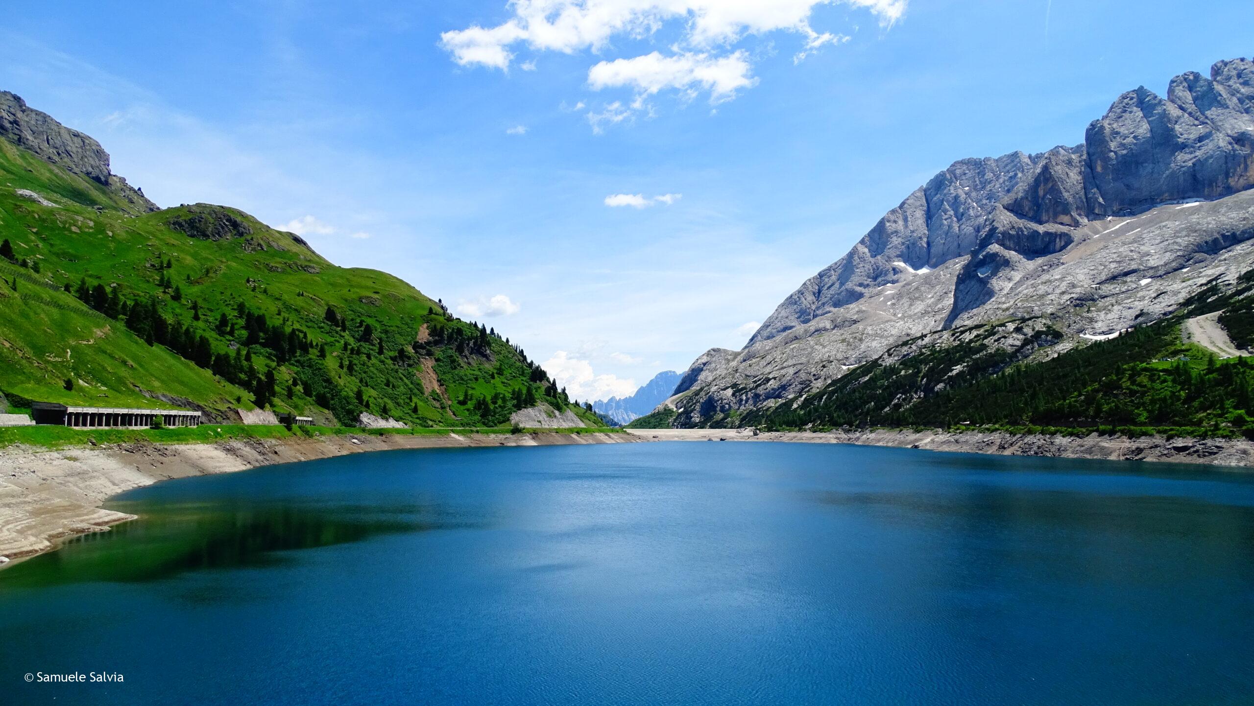 Il Lago Fedaia, presso l'omonimo passo, ai piedi della Marmolada.