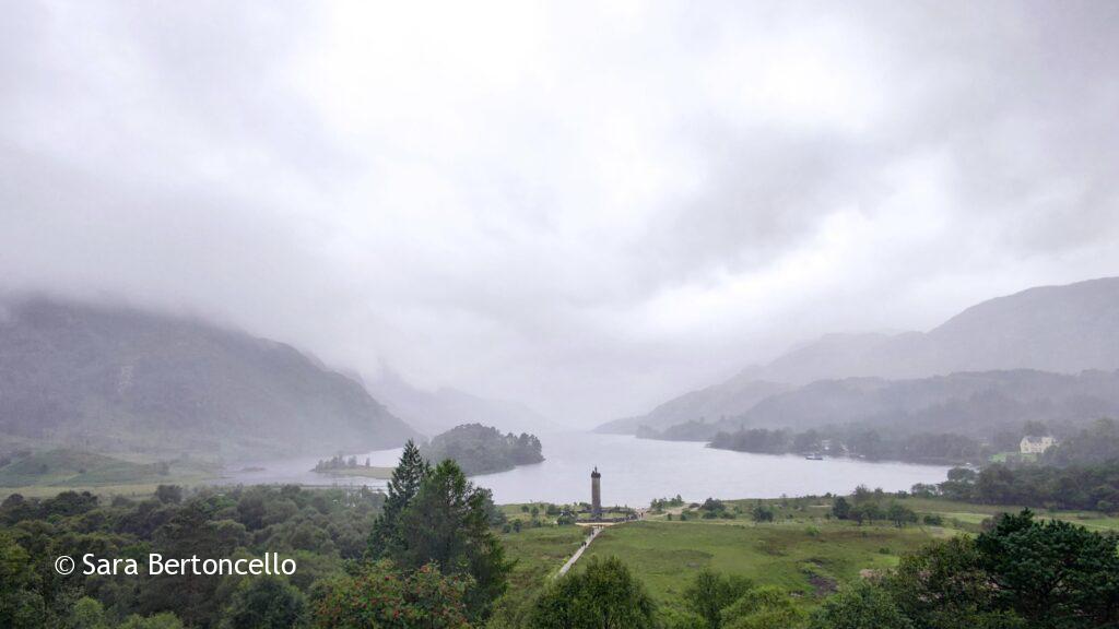 Vista sul Glenfinnan Monument dall'altura raggiungibile partendo dal Visitor Centre.