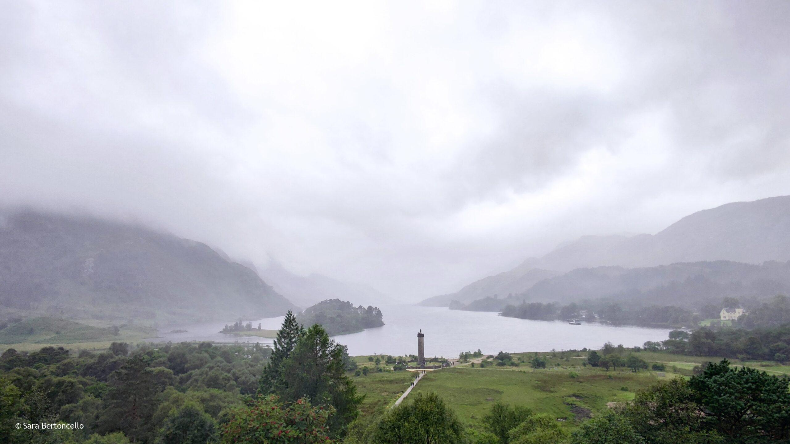 Vista sul Glenfinnan Monument dall'altura raggiungibile partendo dal Visitor Centre.