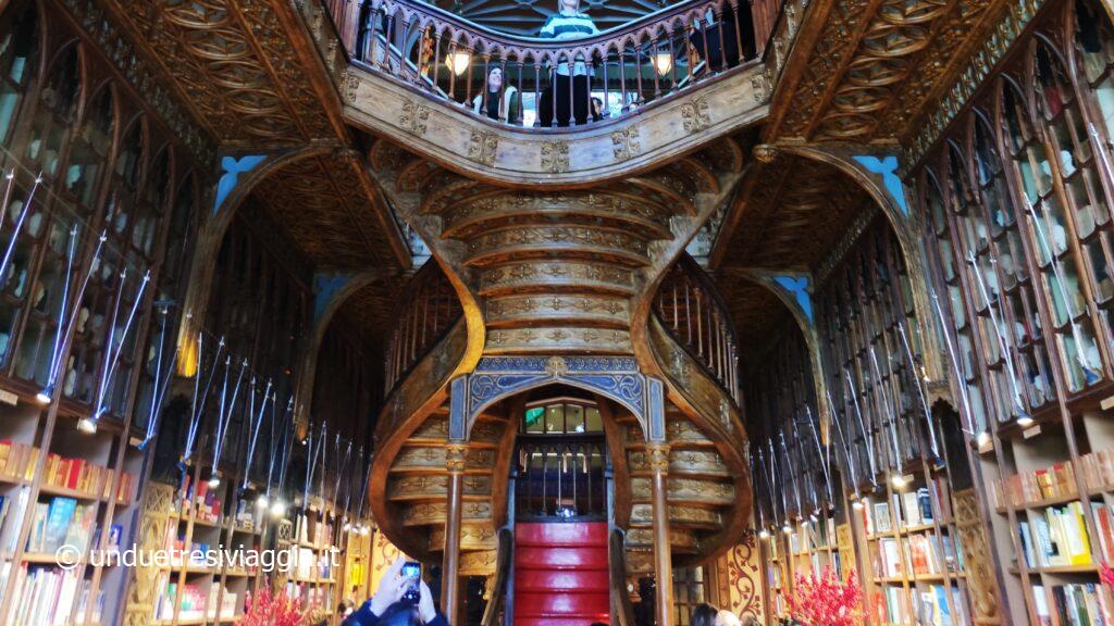 La scalinata in legno della famosa Libreria Lello.