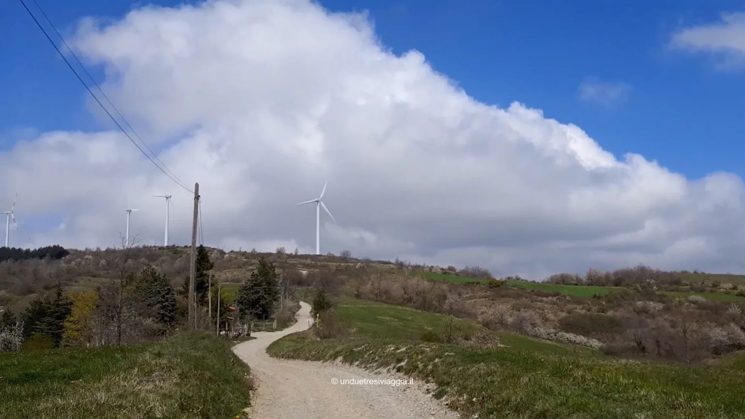 via degli dei, bologna, cammini, cammini d'italia, italia, appennino tosco emiliano, emilia romagna, toscana, firenze, madonna dei fornelli, monte del galletto, parco eolico, pale eoliche, via degli dei tappe, via degli dei guida